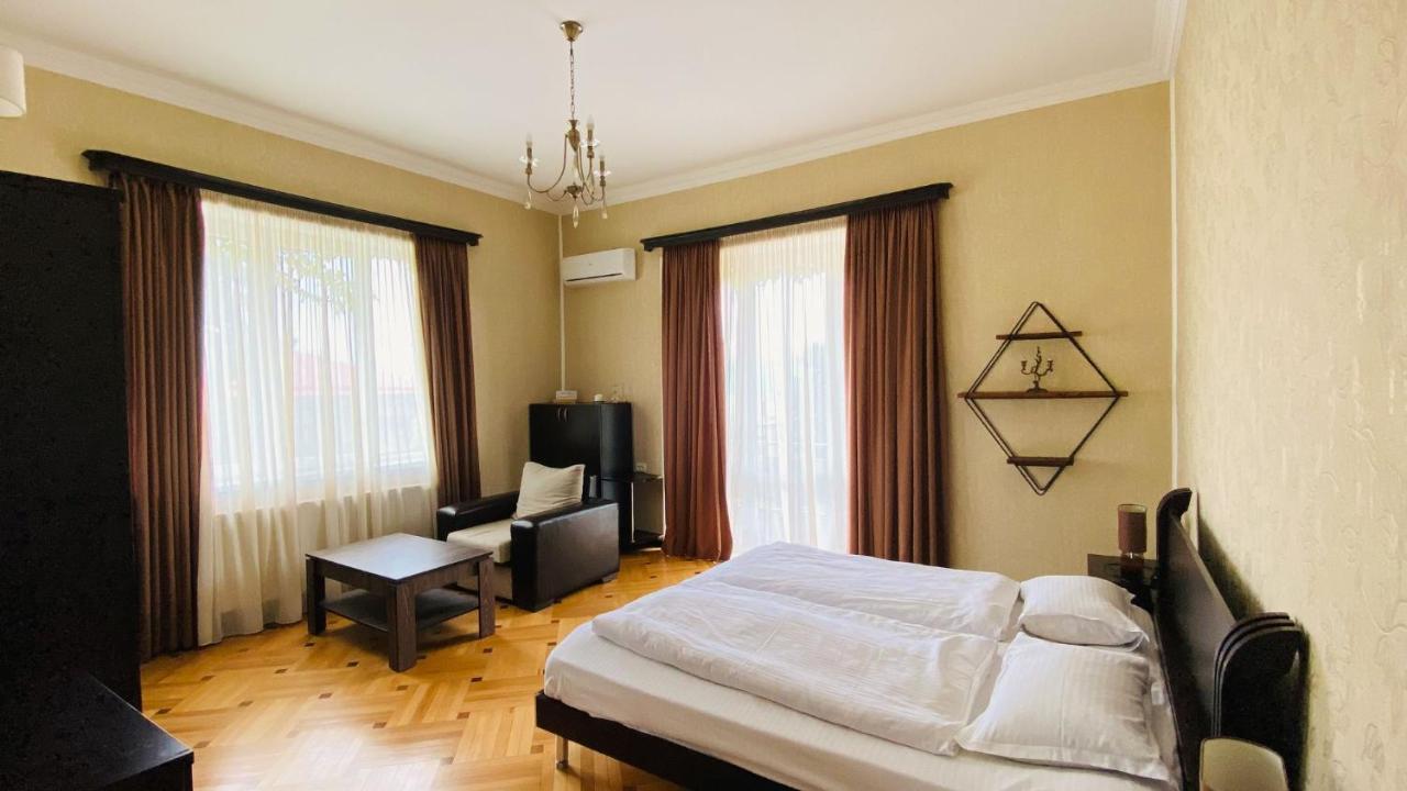 Neli & Zaal Guest House Telavi Ngoại thất bức ảnh